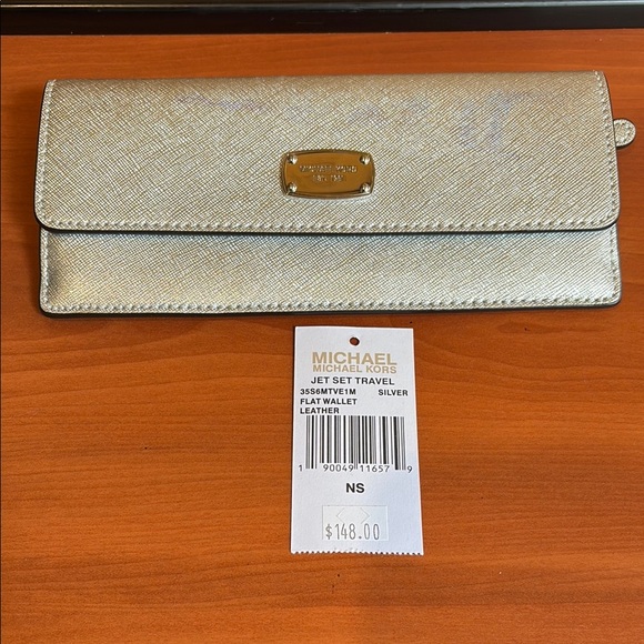 NWT Michael Kors Silver MetallicJet Set Travel Flat Wallet - Picture 1 of 7